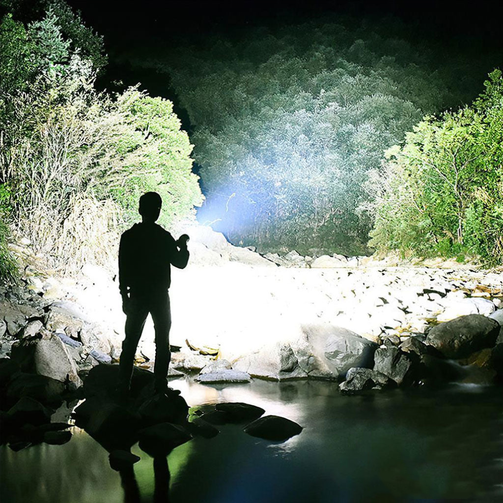 Lampe de Poche Super Lumineuse – L'Alliée Incontournable des Aventuriers